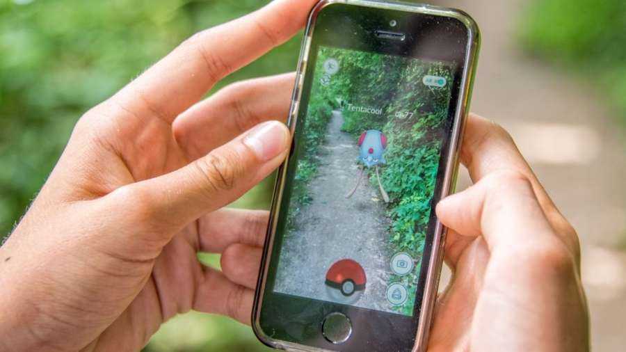 Metaverso Crypto Pokémon Go uomo che gioca