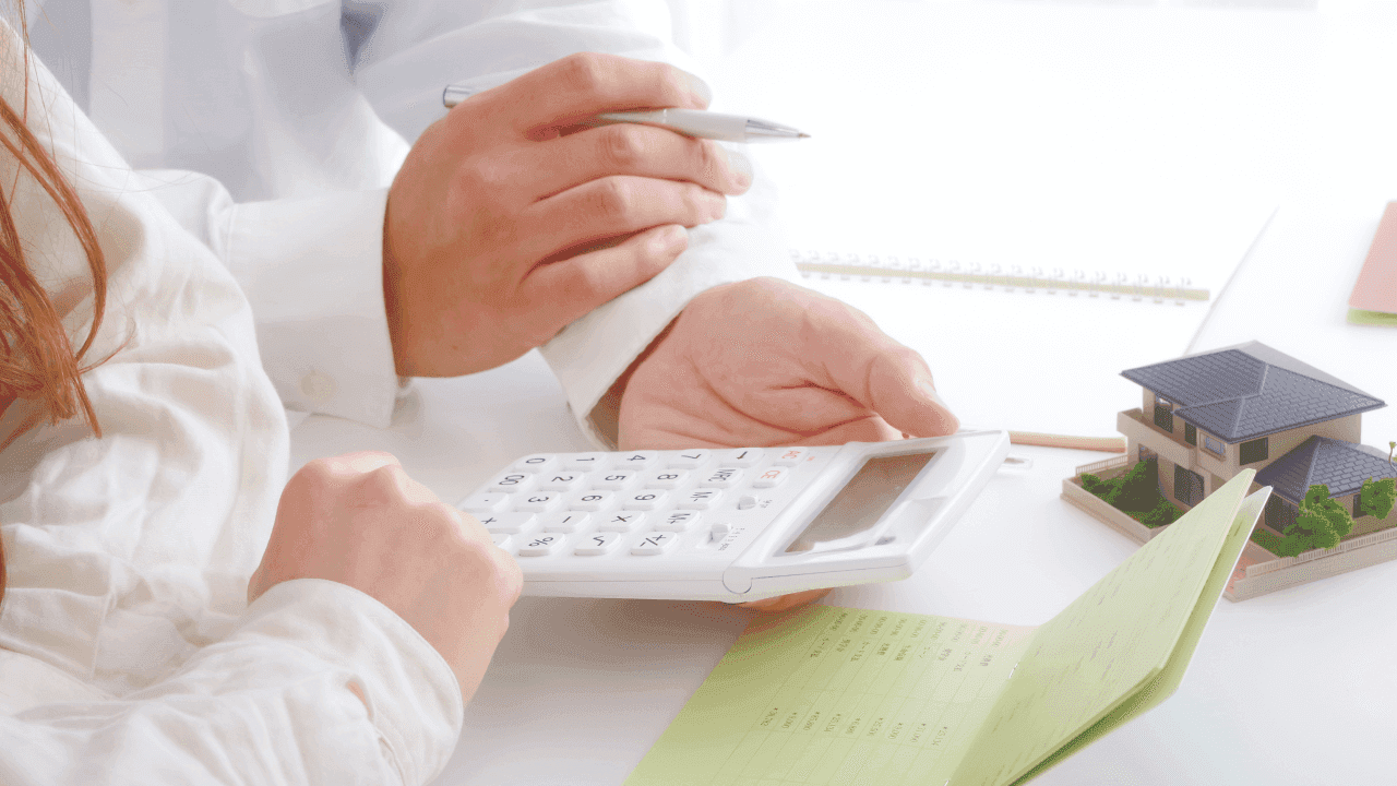 Calcolatrice e persone intente a calcolare